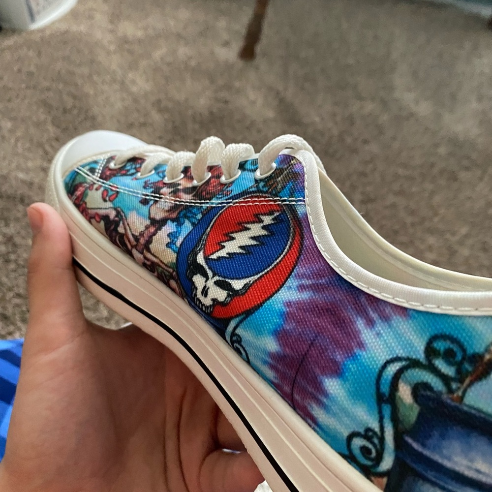 Tennis shoes